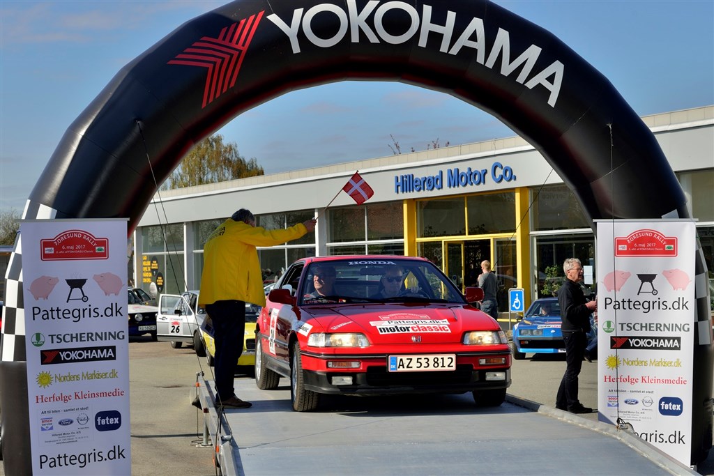 Vi vil arbejde på at sikre, at korrekte resultater formidles hurtigt efter et klassisk rally som det i øvrigt veltilrettelagte Oresund Rally, siger formanden for Dansk Automobil Sports Union Bent Mikkelsen, der her sendes ud på rallyet i sin Honda CRX.
(Foto: Intercom, Michael Eisenberg)